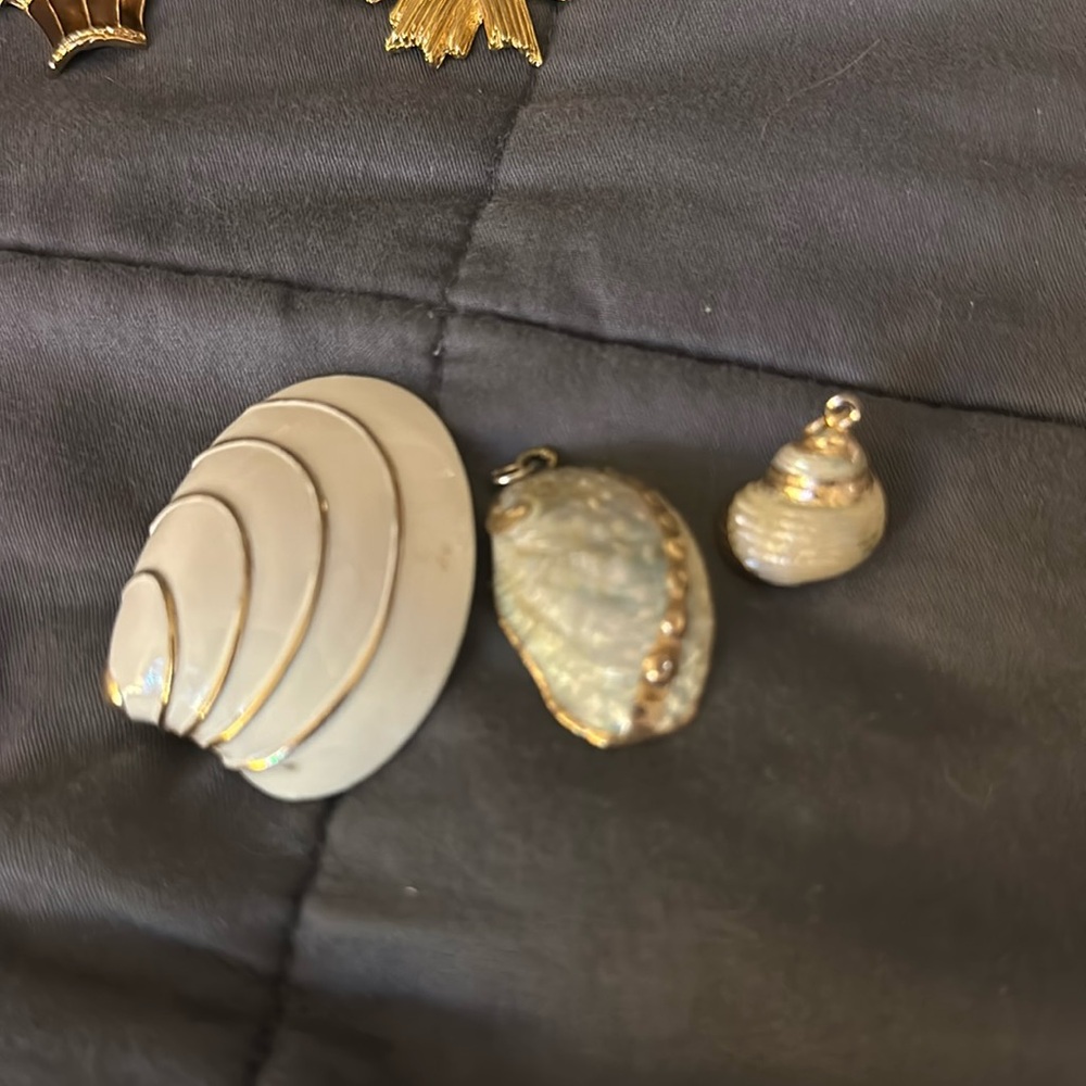 White Pearl Turbo Shell Pendant w/ Gold Finish